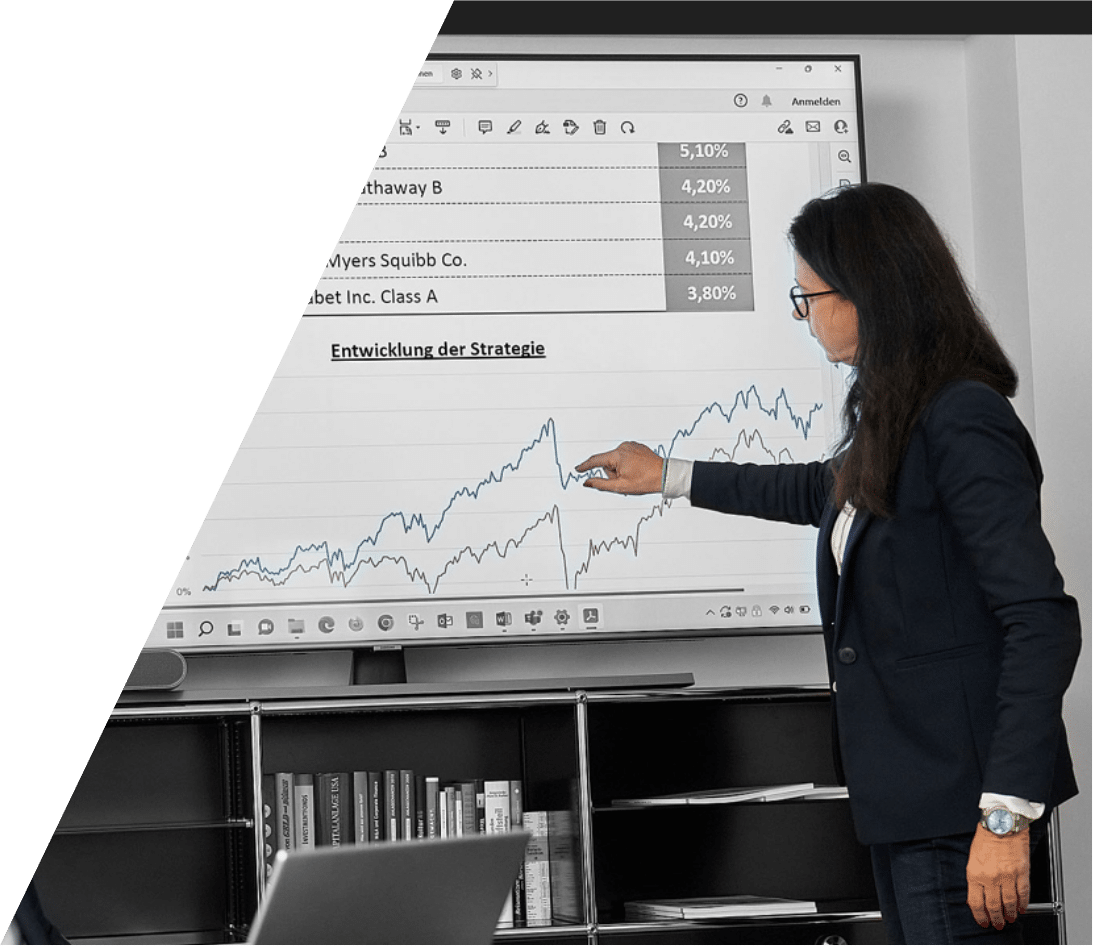 Eine Mitarbeiterin erklärt eine Strategie