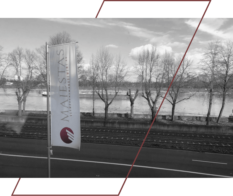 Der Rhein mit der Maiestas Fahne