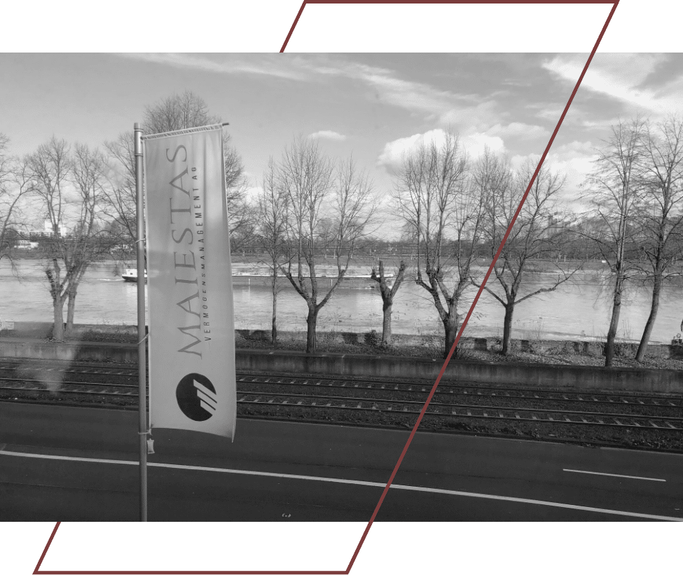 Der Rhein mit der Maiestas Fahne